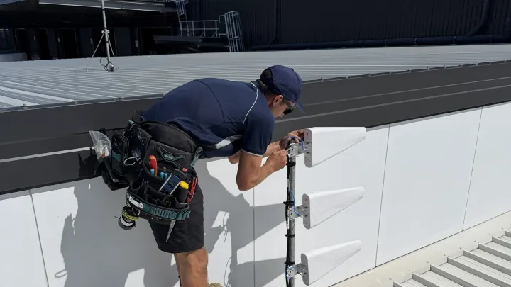 Installing multiple 5G antennas on roof of a building for IBC/DAS