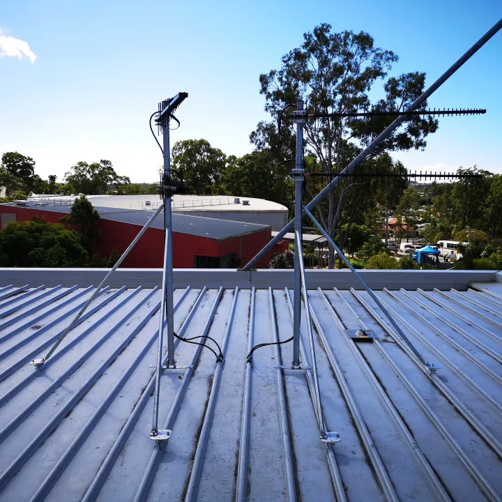 4G rooftop antennas installed on building for IBC/DAS